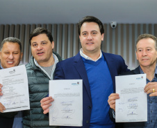 O governador Carlos Massa Ratinho Junior se reúne com prefeitos na sede da Associação dos Municípios do Oeste do Paraná (Amop) em Cascavel nesta sexta-feira (24),  para confirmar recursos do Estado para investimentos nos municípios. No mesmo encontro são anunciados investimentos que a Copel fará na região Oeste nos próximos três anos.   Cascavel, 24/05/2019 -  Foto: Geraldo Bubniak/ANPr