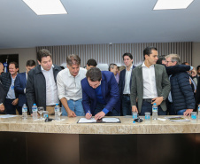 O governador Carlos Massa Ratinho Junior se reúne com prefeitos na sede da Associação dos Municípios do Oeste do Paraná (Amop) em Cascavel nesta sexta-feira (24),  para confirmar recursos do Estado para investimentos nos municípios. No mesmo encontro são anunciados investimentos que a Copel fará na região Oeste nos próximos três anos.   Cascavel, 24/05/2019 -  Foto: Geraldo Bubniak/ANPr