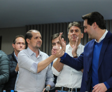 O governador Carlos Massa Ratinho Junior se reúne com prefeitos na sede da Associação dos Municípios do Oeste do Paraná (Amop) em Cascavel nesta sexta-feira (24),  para confirmar recursos do Estado para investimentos nos municípios. No mesmo encontro são anunciados investimentos que a Copel fará na região Oeste nos próximos três anos.   Cascavel, 24/05/2019 -  Foto: Geraldo Bubniak/ANPr