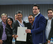 O governador Carlos Massa Ratinho Junior se reúne com prefeitos na sede da Associação dos Municípios do Oeste do Paraná (Amop) em Cascavel nesta sexta-feira (24),  para confirmar recursos do Estado para investimentos nos municípios. No mesmo encontro são anunciados investimentos que a Copel fará na região Oeste nos próximos três anos.   Cascavel, 24/05/2019 -  Foto: Geraldo Bubniak/ANPr