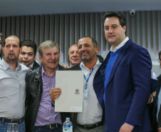 O governador Carlos Massa Ratinho Junior se reúne com prefeitos na sede da Associação dos Municípios do Oeste do Paraná (Amop) em Cascavel nesta sexta-feira (24),  para confirmar recursos do Estado para investimentos nos municípios. No mesmo encontro são anunciados investimentos que a Copel fará na região Oeste nos próximos três anos.   Cascavel, 24/05/2019 -  Foto: Geraldo Bubniak/ANPr