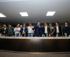 O governador Carlos Massa Ratinho Junior se reúne com prefeitos na sede da Associação dos Municípios do Oeste do Paraná (Amop) em Cascavel nesta sexta-feira (24),  para confirmar recursos do Estado para investimentos nos municípios. No mesmo encontro são anunciados investimentos que a Copel fará na região Oeste nos próximos três anos.   Cascavel, 24/05/2019 -  Foto: Geraldo Bubniak/ANPr