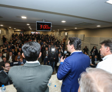 O governador Carlos Massa Ratinho Junior se reúne com prefeitos na sede da Associação dos Municípios do Oeste do Paraná (Amop) em Cascavel nesta sexta-feira (24),  para confirmar recursos do Estado para investimentos nos municípios. No mesmo encontro são anunciados investimentos que a Copel fará na região Oeste nos próximos três anos.   Cascavel, 24/05/2019 -  Foto: Geraldo Bubniak/ANPr