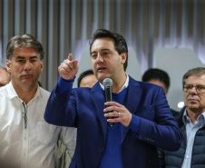 O governador Carlos Massa Ratinho Junior se reúne com prefeitos na sede da Associação dos Municípios do Oeste do Paraná (Amop) em Cascavel nesta sexta-feira (24),  para confirmar recursos do Estado para investimentos nos municípios. No mesmo encontro são anunciados investimentos que a Copel fará na região Oeste nos próximos três anos.   Cascavel, 24/05/2019 -  Foto: Geraldo Bubniak/ANPr