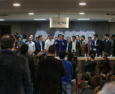 O governador Carlos Massa Ratinho Junior se reúne com prefeitos na sede da Associação dos Municípios do Oeste do Paraná (Amop) em Cascavel nesta sexta-feira (24),  para confirmar recursos do Estado para investimentos nos municípios. No mesmo encontro são anunciados investimentos que a Copel fará na região Oeste nos próximos três anos.   Cascavel, 24/05/2019 -  Foto: Geraldo Bubniak/ANPr