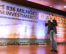 O governador Carlos Massa Ratinho Junior e o presidente da Copel, Daniel Pimentel Slaviero, anunciam nesta sexta-feira (24) os investimentos da Companhia na região Oeste do Paraná para os próximos três anos. Foto: Rodrigo Felix Leal/ANPr