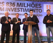 O governador Carlos Massa Ratinho Junior e o presidente da Copel, Daniel Pimentel Slaviero, anunciam nesta sexta-feira (24) os investimentos da Companhia na região Oeste do Paraná para os próximos três anos. Foto: Rodrigo Felix Leal/ANPr
