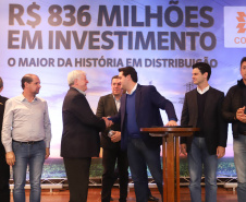 O governador Carlos Massa Ratinho Junior e o presidente da Copel, Daniel Pimentel Slaviero, anunciam nesta sexta-feira (24) os investimentos da Companhia na região Oeste do Paraná para os próximos três anos. Foto: Rodrigo Felix Leal/ANPr