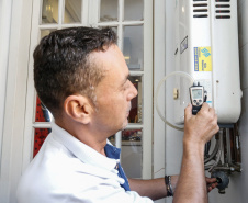 A manutenção dos aquecedores a gás deve ser ainda mais cuidadosa no inverno. Com a queda das temperaturas, o equipamento é mais utilizado e a tendência é manter as janelas e portas fechadas. Os ambientes mal ventilados se tornam o cenário ideal para o acúmulo de um gás tóxico: o monóxido de carbono. Sem cor e nem cheiro é difícil percebê-lo e sua inalação pode ser fatal. -  Foto: Valterci Santos