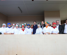 O governador Carlos Massa Ratinho Junior conheceu nesta sexta-feira (24) as novas instalações do abatedouro de Aves da Unitá, em Ubiratã, na Região Centro-Oeste do Paraná. As obras de ampliação do frigorífico, uma parceria entre as cooperativas Copacol, Cooperflora e Coagru, ficaram prontas no início deste ano e contaram com um investimento de R$ 330 milhões. Foto: Geraldo Bubniak/ANPr