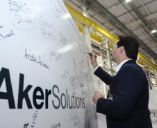 O governador Carlos Massa Ratinho Junior conheceu nesta segunda-feira (27) o primeiro projeto internacional da Aker Solutions desenvolvido integralmente no Paraná, na sede da fábrica, em São José dos Pinhais.Foto: Rodrigo Felix Leal/ANPr