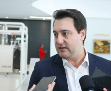 O governador Carlos Massa Ratinho Junior conheceu nesta segunda-feira (27) o primeiro projeto internacional da Aker Solutions desenvolvido integralmente no Paraná, na sede da fábrica, em São José dos Pinhais.Foto: Rodrigo Felix Leal/ANPr