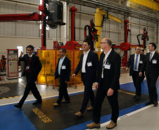 O governador Carlos Massa Ratinho Junior conheceu nesta segunda-feira (27) o primeiro projeto internacional da Aker Solutions desenvolvido integralmente no Paraná, na sede da fábrica, em São José dos Pinhais.Foto: Gilson Abreu/ANPr
