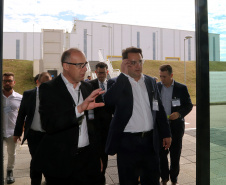 O governador Carlos Massa Ratinho Junior conheceu nesta segunda-feira (27) o primeiro projeto internacional da Aker Solutions desenvolvido integralmente no Paraná, na sede da fábrica, em São José dos Pinhais.Foto: Gilson Abreu/ANPr