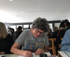 O Museu Oscar Niemeyer promove nesta quarta-feira (29) mais um encontro do ?MON para Educadores?, programa voltado para professores de artes do ensino público e privado, alunos de Licenciatura em Artes e outros profissionais da área de mediação cultural. Para recebê-los, a equipe do Educativo do Museu preparou a oficina teórico-prática ?Corpo Manifesto: Entre a Presença e a Ausência?.  -  Foto: Danusa Patel