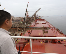 O Porto de Paranaguá vai movimentar nesta semana a maior quantidade de grãos para exportação da história. O navio chinês Lan Hua Hai chega nesta segunda-feira (27) no porto paranaense e vai receber 90 mil toneladas de farelo de soja ? o equivalente a cerca de 2,5 mil carretas carregadas. A previsão é que a operação dure quatro dias.  -  Paranaguá, 28/05/2019  -  Foto: José Fernando Ogura/ANPr