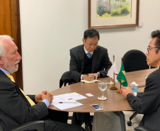 Os planos de investimentos do Paraná para os próximos anos, que está aberto à participação de empresas internacionais, foi o assunto da reunião do vice-governador Darci Piana o cônsul-geral do Japão em Curitiba, Hajime Kimura. Piana recebeu o diplomata na segunda-feira (28), no Palácio Iguaçu, e ressaltou que o Estado busca parcerias internacionais para tirar do papel projetos de infraestrutura, incluindo um novo traçado ferroviário e concessões de rodovias e aeroportos. Foto: Camila Tonetti