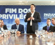 A Proposta de Emenda à Constituição (PEC) que põe fim à aposentadoria vitalícia de governadores, enviada no início do ano à Assembleia Legislativa pelo governador Carlos Massa Ratinho Junior, foi promulgada nesta quarta-feira (29), em solenidade no Palácio Iguaçu.  -  Curitiba, 29/05/2019  -  Foto: Rodrigo Félix Leal/ANPr