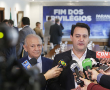 A Proposta de Emenda Constitucional (PEC) que põe fim à aposentadoria vitalícia de governadores será promulgada nesta quarta-feira (29) em solenidade, no Palácio Iguaçu pelo governador Carlos Massa Ratinho Junior. Participaram: presidente da Assembleia Legislativa, dep. Ademar Traiano e vários deputados estaduais.Curitiba, 29-05-19.Foto: Arnaldo Alves / ANPr.