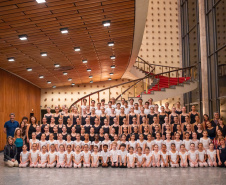 A Escola de Dança Teatro Guaíra apresenta em junho a Mostra EDTG - Poesia do Gesto, que leva ao público trabalhos coreográficos da Cia. Jovem Teatro Guaíra, com trechos de clássicos como A Filha do Faraó e La Fille Mal Gardée e também coreografias autorais da escola. As apresentações são gratuitas e acontecem de 7 a 9 de junho, no Guairinha.
Curitiba, 29/05/2019