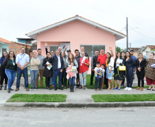 Dezessete famílias de Paranaguá receberam nesta quarta-feira (29) as chaves da casa própria. A partir de agora elas residem no Moradias Porto Seguro I, empreendimento que recebeu cerca de R$ 1,2 milhão de investimento, recursos financiados pelo Governo do Estado, por meio da Companhia de Habitação do Paraná (Cohapar). Foto:Bianca Breus / Cohapar