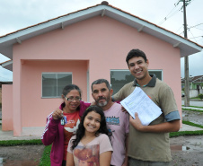 Dezessete famílias de Paranaguá receberam nesta quarta-feira (29) as chaves da casa própria. A partir de agora elas residem no Moradias Porto Seguro I, empreendimento que recebeu cerca de R$ 1,2 milhão de investimento, recursos financiados pelo Governo do Estado, por meio da Companhia de Habitação do Paraná (Cohapar). Foto:Bianca Breus / Cohapar