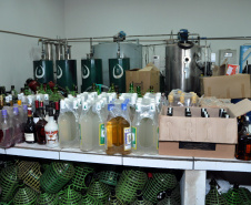 Desde 2008, a Agência de Inovação Tecnológica da
Unicentro (Novatec) utiliza bebidas como vinho, cerveja, vodka e licor como matéria-
prima para a produção de álcool etílico (líquido e em gel), usado para higienização e
limpeza. Foto: Chuniti Kawamura - Arquivo/ANPr