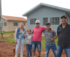 Famílias que viviam em condições precárias em Querência do Norte, no Noroeste do Estado, receberam as chaves da casa própria de representantes da Companhia de Habitação do Paraná (Cohapar) e da prefeitura. Elas são as novas moradoras do Residencial Querência do Norte I, empreendimento que recebeu aproximadamente R$ 1,7 milhão de investimentos do Governo Federal e do Governo do Estado, com a parceria da administração municipal. Foto: Guilherme Santos/Cohapar