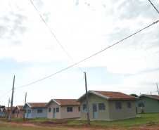 Famílias que viviam em condições precárias em Querência do Norte, no Noroeste do Estado, receberam as chaves da casa própria de representantes da Companhia de Habitação do Paraná (Cohapar) e da prefeitura. Elas são as novas moradoras do Residencial Querência do Norte I, empreendimento que recebeu aproximadamente R$ 1,7 milhão de investimentos do Governo Federal e do Governo do Estado, com a parceria da administração municipal. Foto: Guilherme Santos/Cohapar