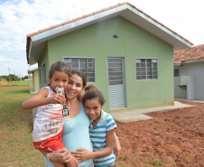 Famílias que viviam em condições precárias em Querência do Norte, no Noroeste do Estado, receberam as chaves da casa própria de representantes da Companhia de Habitação do Paraná (Cohapar) e da prefeitura. Elas são as novas moradoras do Residencial Querência do Norte I, empreendimento que recebeu aproximadamente R$ 1,7 milhão de investimentos do Governo Federal e do Governo do Estado, com a parceria da administração municipal. Foto: Guilherme Santos/Cohapar