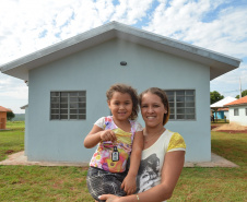 Famílias que viviam em condições precárias em Querência do Norte, no Noroeste do Estado, receberam as chaves da casa própria de representantes da Companhia de Habitação do Paraná (Cohapar) e da prefeitura. Elas são as novas moradoras do Residencial Querência do Norte I, empreendimento que recebeu aproximadamente R$ 1,7 milhão de investimentos do Governo Federal e do Governo do Estado, com a parceria da administração municipal. Foto: Guilherme Santos/Cohapar