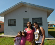 Famílias que viviam em condições precárias em Querência do Norte, no Noroeste do Estado, receberam as chaves da casa própria de representantes da Companhia de Habitação do Paraná (Cohapar) e da prefeitura. Elas são as novas moradoras do Residencial Querência do Norte I, empreendimento que recebeu aproximadamente R$ 1,7 milhão de investimentos do Governo Federal e do Governo do Estado, com a parceria da administração municipal. Foto: Guilherme Santos/Cohapar