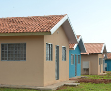 Famílias que viviam em condições precárias em Querência do Norte, no Noroeste do Estado, receberam as chaves da casa própria de representantes da Companhia de Habitação do Paraná (Cohapar) e da prefeitura. Elas são as novas moradoras do Residencial Querência do Norte I, empreendimento que recebeu aproximadamente R$ 1,7 milhão de investimentos do Governo Federal e do Governo do Estado, com a parceria da administração municipal. Foto: Guilherme Santos/Cohapar