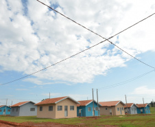 Famílias que viviam em condições precárias em Querência do Norte, no Noroeste do Estado, receberam as chaves da casa própria de representantes da Companhia de Habitação do Paraná (Cohapar) e da prefeitura. Elas são as novas moradoras do Residencial Querência do Norte I, empreendimento que recebeu aproximadamente R$ 1,7 milhão de investimentos do Governo Federal e do Governo do Estado, com a parceria da administração municipal. Foto: Guilherme Santos/Cohapar