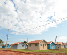 Famílias que viviam em condições precárias em Querência do Norte, no Noroeste do Estado, receberam as chaves da casa própria de representantes da Companhia de Habitação do Paraná (Cohapar) e da prefeitura. Elas são as novas moradoras do Residencial Querência do Norte I, empreendimento que recebeu aproximadamente R$ 1,7 milhão de investimentos do Governo Federal e do Governo do Estado, com a parceria da administração municipal. Foto: Guilherme Santos/Cohapar