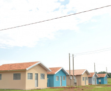Famílias que viviam em condições precárias em Querência do Norte, no Noroeste do Estado, receberam as chaves da casa própria de representantes da Companhia de Habitação do Paraná (Cohapar) e da prefeitura. Elas são as novas moradoras do Residencial Querência do Norte I, empreendimento que recebeu aproximadamente R$ 1,7 milhão de investimentos do Governo Federal e do Governo do Estado, com a parceria da administração municipal. Foto: Guilherme Santos/Cohapar