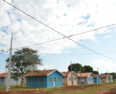Famílias que viviam em condições precárias em Querência do Norte, no Noroeste do Estado, receberam as chaves da casa própria de representantes da Companhia de Habitação do Paraná (Cohapar) e da prefeitura. Elas são as novas moradoras do Residencial Querência do Norte I, empreendimento que recebeu aproximadamente R$ 1,7 milhão de investimentos do Governo Federal e do Governo do Estado, com a parceria da administração municipal. Foto: Guilherme Santos/Cohapar