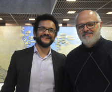 A Fomento Paraná e a FecomércioPR firmaram um protocolo de intenções com objetivo de incentivar sindicatos filiados à federação empresarial a aderir ao edital da instituição financeira estadual para credenciamento de correspondentes.

A assinatura aconteceu durante reunião de diretoria da FecomércioPR com o vice-governador, Darci Piana, e o diretor-presidente da Fomento Paraná, Heraldo Neves. Foto: Fomento Paraná