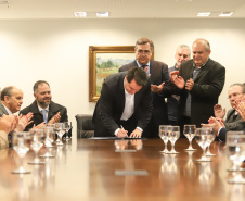 O governador Carlos Massa Ratinho Junior e o secretário Beto Preto assinaram nesta segunda-feira (3) a liberação de R$ 20 milhões para 19 consórcios intermunicipais de saúde. Os benefícios vão chegar a 335 municípios do Estado. No mesmo ato, eles autorizaram a licitação das obras do Centro de Especialidades de Jacarezinho, no Norte Pioneiro, no valor de R$ 9,1 milhões.  -  Curitiba, 03/06/2019  -  Foto: Rodrigo Félix Leal/ANPr