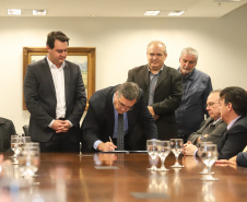 O governador Carlos Massa Ratinho Junior e o secretário Beto Preto assinaram nesta segunda-feira (3) a liberação de R$ 20 milhões para 19 consórcios intermunicipais de saúde. Os benefícios vão chegar a 335 municípios do Estado. No mesmo ato, eles autorizaram a licitação das obras do Centro de Especialidades de Jacarezinho, no Norte Pioneiro, no valor de R$ 9,1 milhões.  -  Curitiba, 03/06/2019  -  Foto: Rodrigo Félix Leal/ANPr