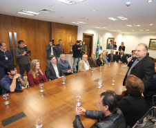 O governador Carlos Massa Ratinho Junior e o secretário Beto Preto assinaram nesta segunda-feira (3) a liberação de R$ 20 milhões para 19 consórcios intermunicipais de saúde. Os benefícios vão chegar a 335 municípios do Estado. No mesmo ato, eles autorizaram a licitação das obras do Centro de Especialidades de Jacarezinho, no Norte Pioneiro, no valor de R$ 9,1 milhões.  -  Curitiba, 03/06/2019  -  Foto: Rodrigo Félix Leal/ANPr