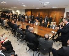 O governador Carlos Massa Ratinho Junior e o secretário Beto Preto assinaram nesta segunda-feira (3) a liberação de R$ 20 milhões para 19 consórcios intermunicipais de saúde. Os benefícios vão chegar a 335 municípios do Estado. No mesmo ato, eles autorizaram a licitação das obras do Centro de Especialidades de Jacarezinho, no Norte Pioneiro, no valor de R$ 9,1 milhões.  -  Curitiba, 03/06/2019  -  Foto: Rodrigo Félix Leal/ANPr