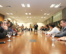 O governador Carlos Massa Ratinho Junior e o secretário Beto Preto assinaram nesta segunda-feira (3) a liberação de R$ 20 milhões para 19 consórcios intermunicipais de saúde. Os benefícios vão chegar a 335 municípios do Estado. No mesmo ato, eles autorizaram a licitação das obras do Centro de Especialidades de Jacarezinho, no Norte Pioneiro, no valor de R$ 9,1 milhões.  -  Curitiba, 03/06/2019  -  Foto: Rodrigo Félix Leal/ANPr