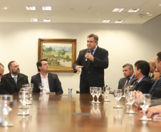 O governador Carlos Massa Ratinho Junior e o secretário Beto Preto assinaram nesta segunda-feira (3) a liberação de R$ 20 milhões para 19 consórcios intermunicipais de saúde. Os benefícios vão chegar a 335 municípios do Estado. No mesmo ato, eles autorizaram a licitação das obras do Centro de Especialidades de Jacarezinho, no Norte Pioneiro, no valor de R$ 9,1 milhões.  -  Curitiba, 03/06/2019  -  Foto: Rodrigo Félix Leal/ANPr