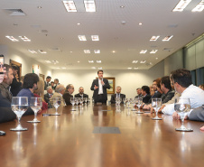 O governador Carlos Massa Ratinho Junior e o secretário Beto Preto assinaram nesta segunda-feira (3) a liberação de R$ 20 milhões para 19 consórcios intermunicipais de saúde. Os benefícios vão chegar a 335 municípios do Estado. No mesmo ato, eles autorizaram a licitação das obras do Centro de Especialidades de Jacarezinho, no Norte Pioneiro, no valor de R$ 9,1 milhões.  -  Curitiba, 03/06/2019  -  Foto: Rodrigo Félix Leal/ANPr