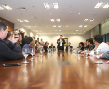 O governador Carlos Massa Ratinho Junior e o secretário Beto Preto assinaram nesta segunda-feira (3) a liberação de R$ 20 milhões para 19 consórcios intermunicipais de saúde. Os benefícios vão chegar a 335 municípios do Estado. No mesmo ato, eles autorizaram a licitação das obras do Centro de Especialidades de Jacarezinho, no Norte Pioneiro, no valor de R$ 9,1 milhões.  -  Curitiba, 03/06/2019  -  Foto: Rodrigo Félix Leal/ANPr