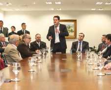 O governador Carlos Massa Ratinho Junior e o secretário Beto Preto assinaram nesta segunda-feira (3) a liberação de R$ 20 milhões para 19 consórcios intermunicipais de saúde. Os benefícios vão chegar a 335 municípios do Estado. No mesmo ato, eles autorizaram a licitação das obras do Centro de Especialidades de Jacarezinho, no Norte Pioneiro, no valor de R$ 9,1 milhões.  -  Curitiba, 03/06/2019  -  Foto: Rodrigo Félix Leal/ANPr