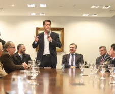O governador Carlos Massa Ratinho Junior e o secretário Beto Preto assinaram nesta segunda-feira (3) a liberação de R$ 20 milhões para 19 consórcios intermunicipais de saúde. Os benefícios vão chegar a 335 municípios do Estado. No mesmo ato, eles autorizaram a licitação das obras do Centro de Especialidades de Jacarezinho, no Norte Pioneiro, no valor de R$ 9,1 milhões.  -  Curitiba, 03/06/2019  -  Foto: Rodrigo Félix Leal/ANPr