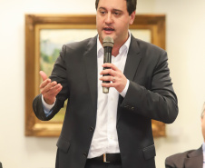 O governador Carlos Massa Ratinho Junior e o secretário Beto Preto assinaram nesta segunda-feira (3) a liberação de R$ 20 milhões para 19 consórcios intermunicipais de saúde. Os benefícios vão chegar a 335 municípios do Estado. No mesmo ato, eles autorizaram a licitação das obras do Centro de Especialidades de Jacarezinho, no Norte Pioneiro, no valor de R$ 9,1 milhões.  -  Curitiba, 03/06/2019  -  Foto: Rodrigo Félix Leal/ANPr