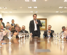 O governador Carlos Massa Ratinho Junior e o secretário Beto Preto assinaram nesta segunda-feira (3) a liberação de R$ 20 milhões para 19 consórcios intermunicipais de saúde. Os benefícios vão chegar a 335 municípios do Estado. No mesmo ato, eles autorizaram a licitação das obras do Centro de Especialidades de Jacarezinho, no Norte Pioneiro, no valor de R$ 9,1 milhões.  -  Curitiba, 03/06/2019  -  Foto: Rodrigo Félix Leal/ANPr